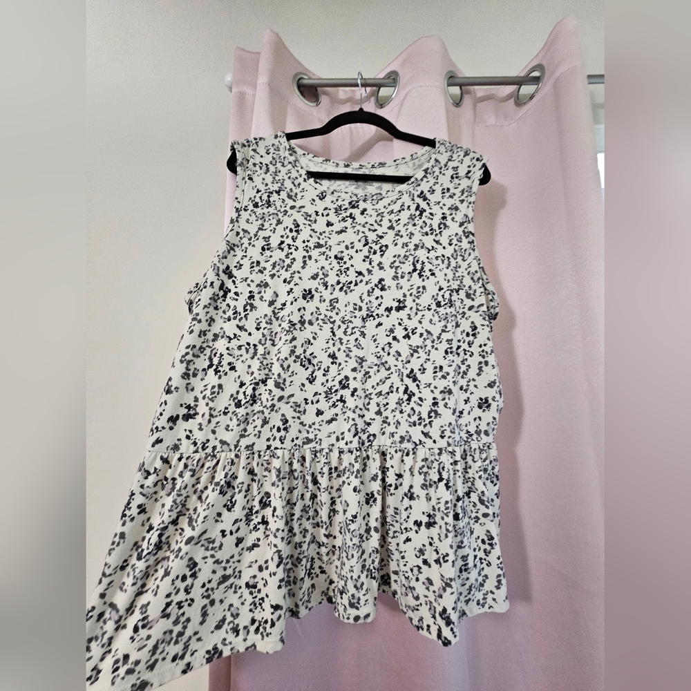 Lane bryant Sleeveless ruffle bottom ditsy top size 18/20